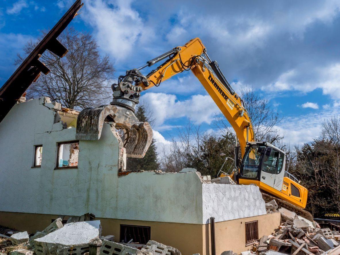 Liebherr excavator with a sorting grapple demolishing a detached house (illustrative image)